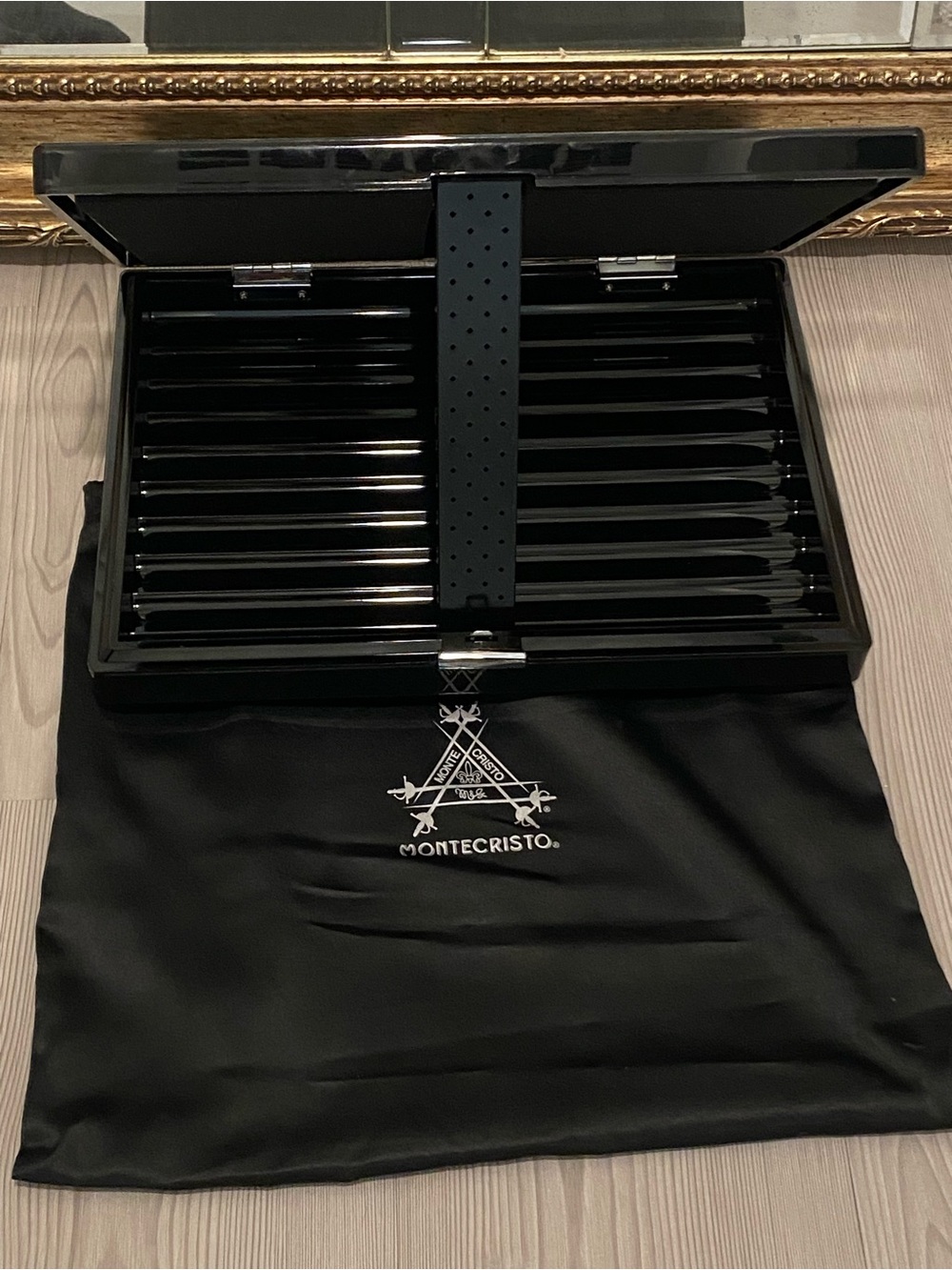 Montecristo Executive Travel Humidor, Black, Laptop Style, 20 Count Cigar Case